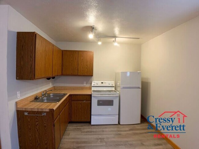 Building Photo - Upstairs 1 Bedroom Close to Downtown