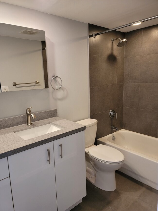 Building Photo - 10790 N Kendall Dr