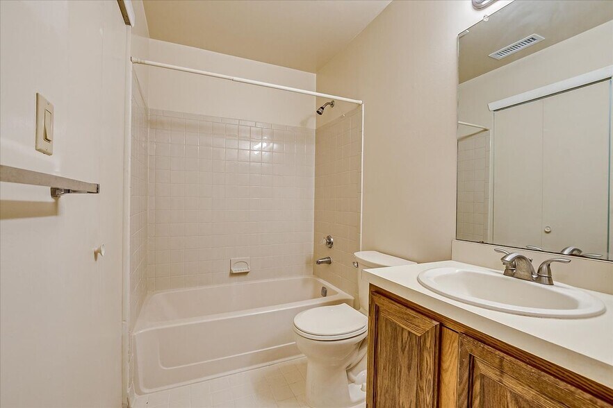 Building Photo - 211 Ravens Crest Dr