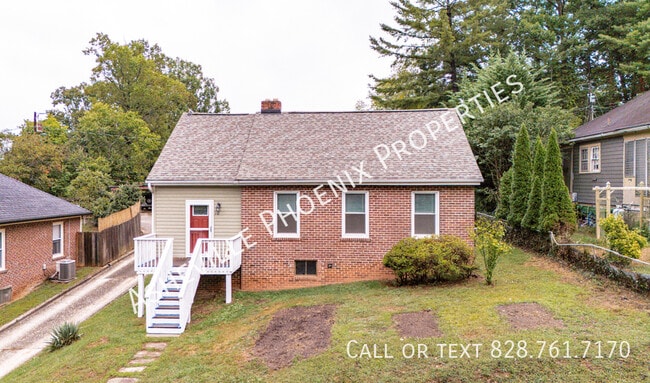 Building Photo - 10 Enka Oak St