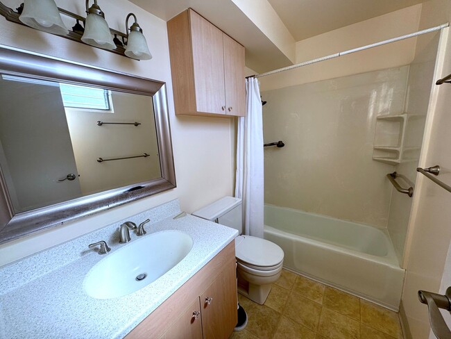 Building Photo - In the heart of Waikiki 1bed+Den, 1.5bath ...