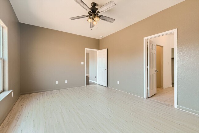 Building Photo - HUGE 5 BEDROOM HOME FOR RENT IN LUCKEY RAN...
