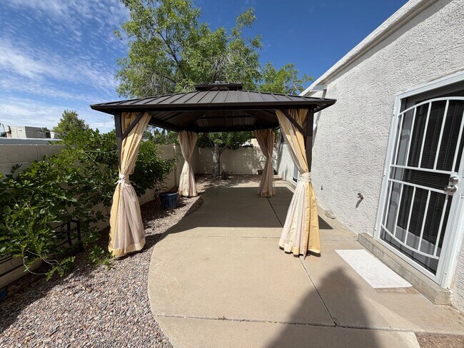 Building Photo - Spacious 3-Bedroom