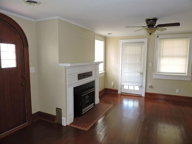 Building Photo - Call Linda 804-642-2106 or linda@vacosold.com
