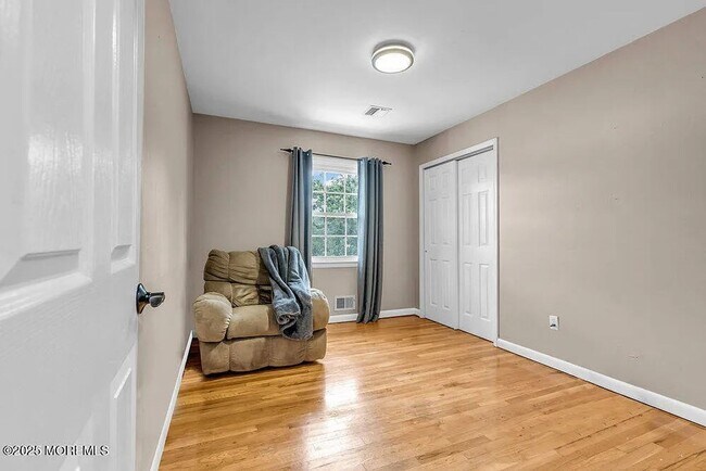 Building Photo - 61 Lynn Dr