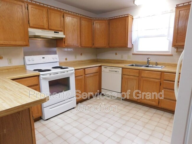 Building Photo - 13 Madeira Ct