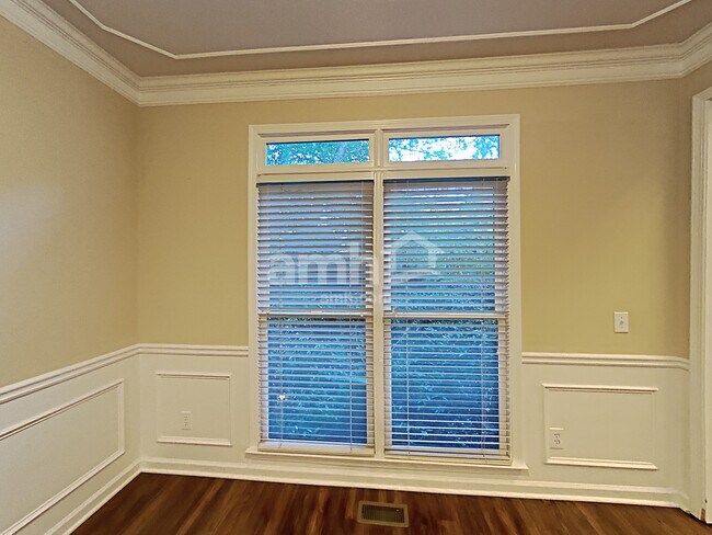 Building Photo - 815 Hillcrest Ln