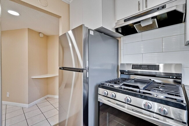 Building Photo - "Charming 2-Bedroom Retreat with 1100 Sq Ft of Comfort in Santa Clara!"