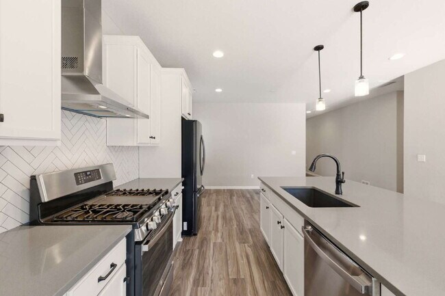 Building Photo - Modern 3-Bed 2-Bath Home in Cherry Creek School District!