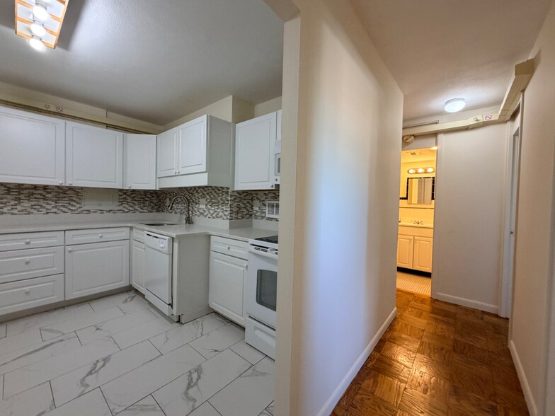 Building Photo - 16 Monmouth Ct