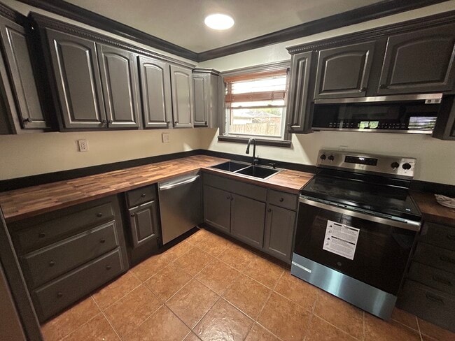Building Photo - 9610 Britannia Ct