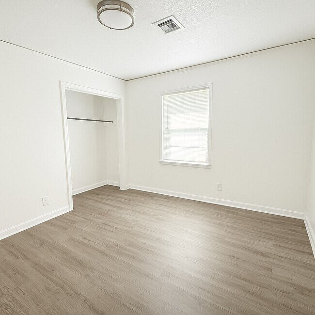 Building Photo - 3813 Fairfield Dr