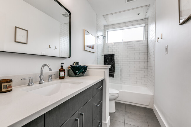 Guest Bathroom. - 418 Melba St