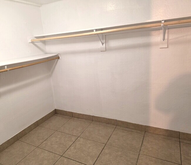 Building Photo - MOVE-IN READY 3 BEDROOM WITH $250 BONUS – ALL TILE & CENTRAL AIR OFFERING $500 GIFT CARE AFTER SU...
