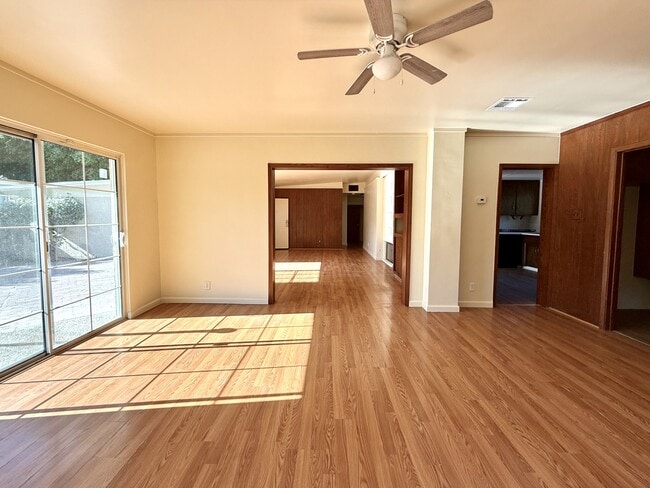 Building Photo - 13949 Oval Dr
