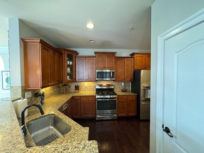 Building Photo - Stunning 3 Bed 2.5 Bath End Unit Townhome ...