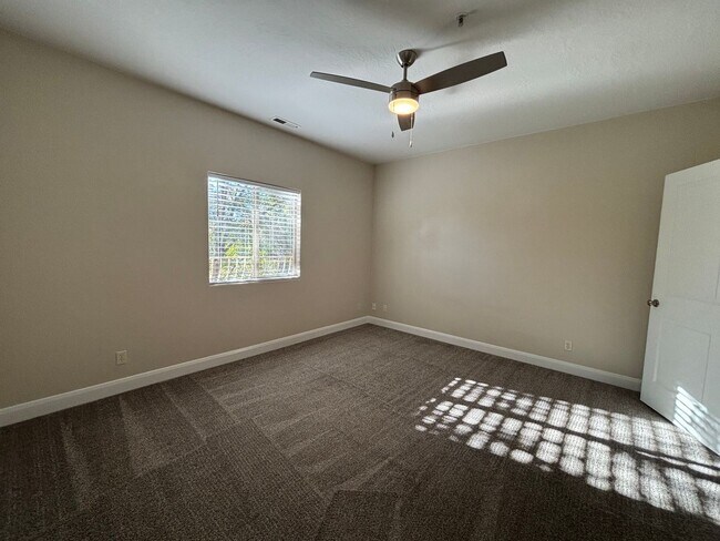 Building Photo - APARTMENT IN GREAT LOCATION FOR RENT!