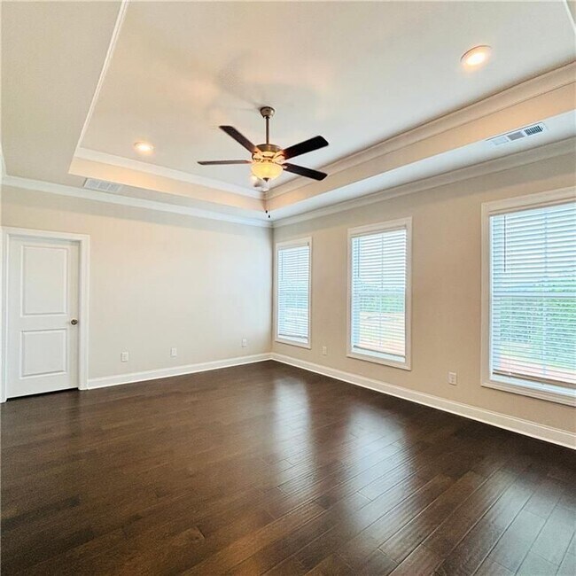Building Photo - 657 SUMMIT HILL Way