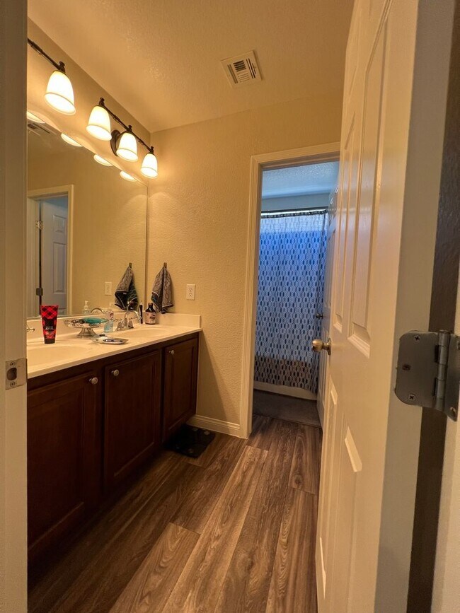 Building Photo - ABSOLUTELY AMAZING! Large 4 bedroom 2 stor...