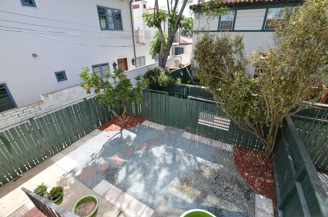 Building Photo - 1.Bd/1 Ba in a duplex, in the heart of Cor...