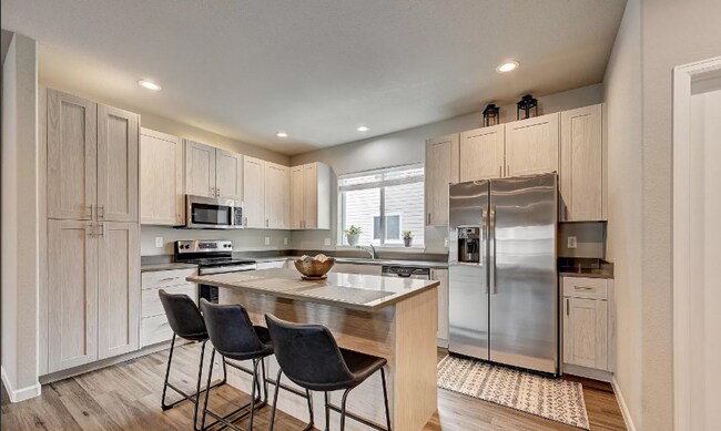 Building Photo - Charming town-home style condo Coming June 2026!