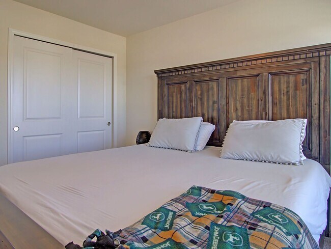 Building Photo - Bright & Open 3-Bed | Great Yard + Mountai...