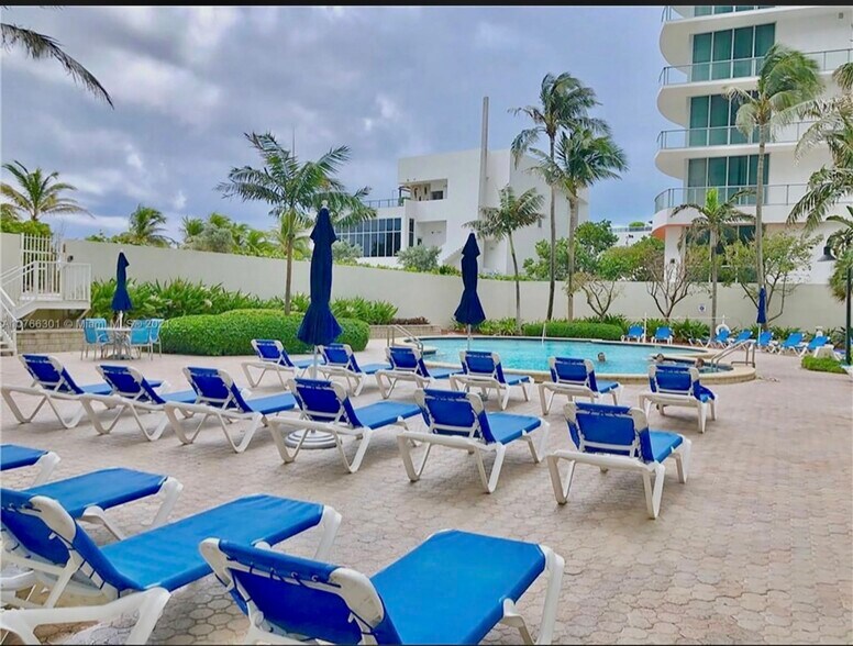 Swimming pool - 4001 S Ocean Dr