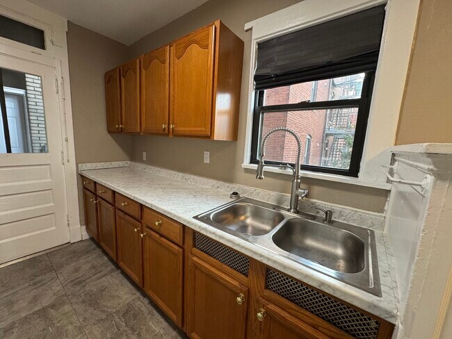 Building Photo - 2816 Broadway Ave