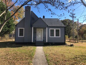 Building Photo - Price Reduced with MOVE-IN SPECIAL! $250 o...