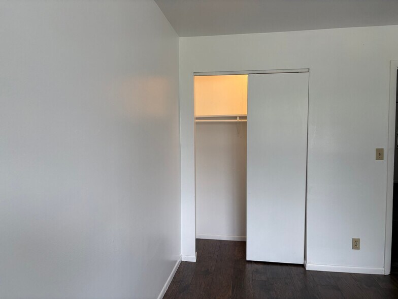 Building Photo - 505 S Poplar St