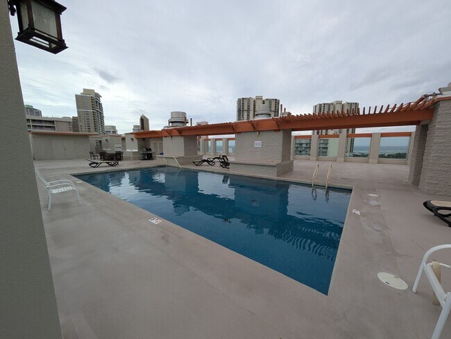 Building Photo - Fully furnished 1 bedroom w/ parking near Hawaii Convention Center, Ala Moana Shopping Center and...