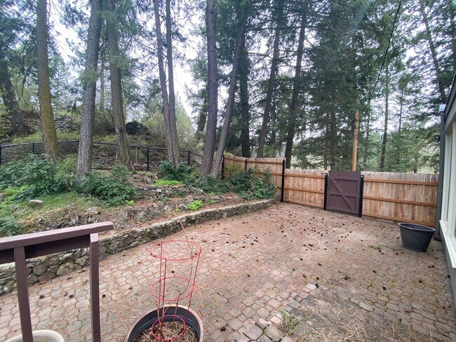 Building Photo - Unique View Property 3 bed, 3 bath located...
