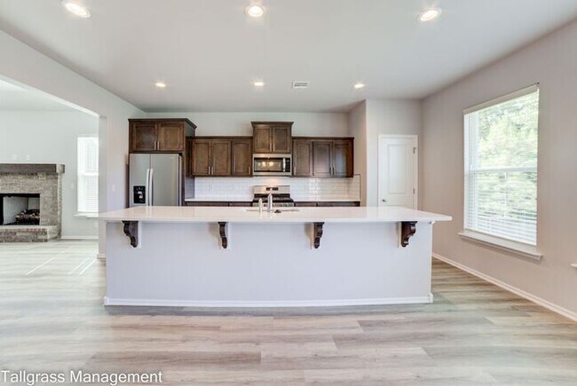 Building Photo - Gorgeous 4/2.5/2 on a corner lot!