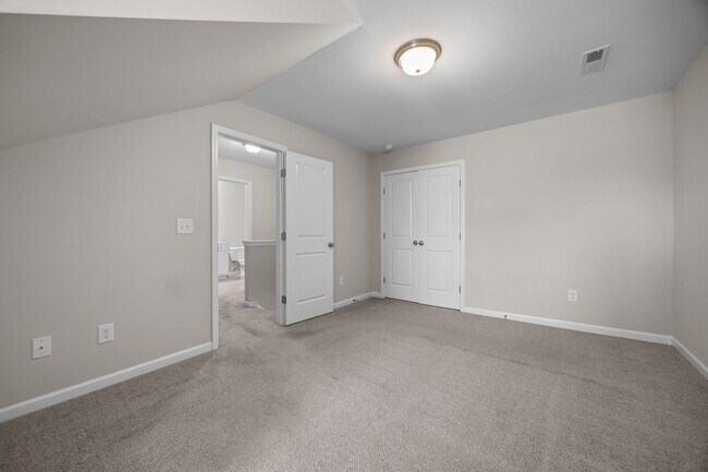Building Photo - Gorgeous and Spacious 3 Bedroom Townhome, ...