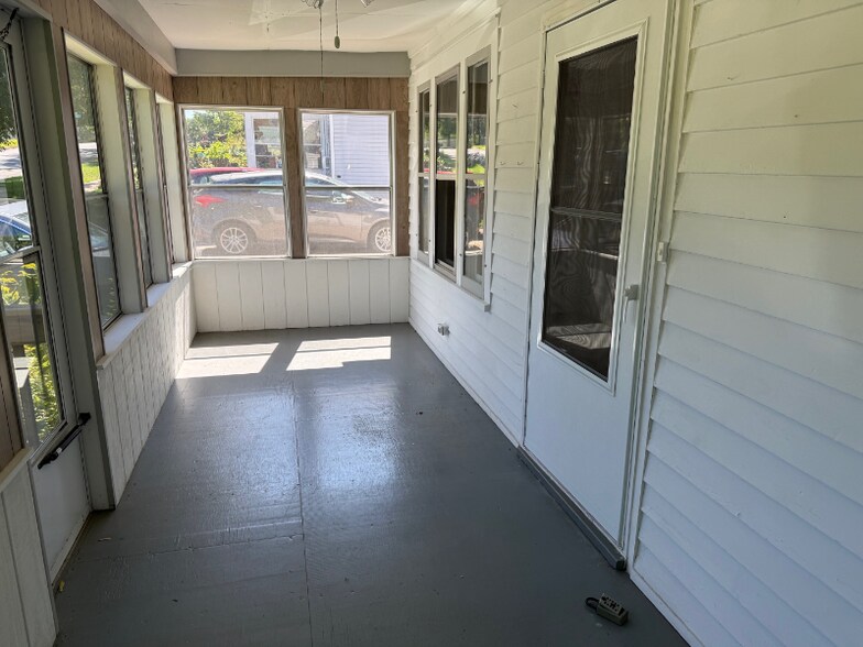 Building Photo - 906 Dodge St