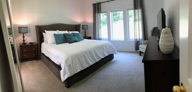 Building Photo - Rochester Executive Home