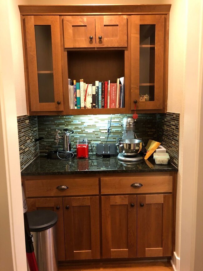 Building Photo - Gorgeous, modern craftsman 3+ bedroom, 3 b...