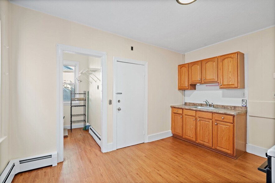 Building Photo - 37 Calvin St