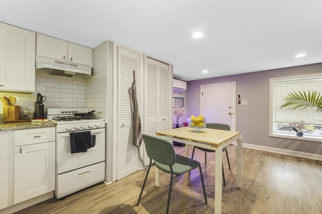 Building Photo - 3007 N Ashland Ave