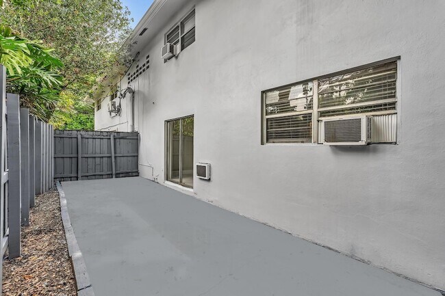 Building Photo - 626 SW 14th Ave