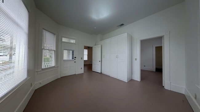 Building Photo - 256 Nordina St