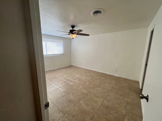 Building Photo - 4137 E Shadow Branch Dr