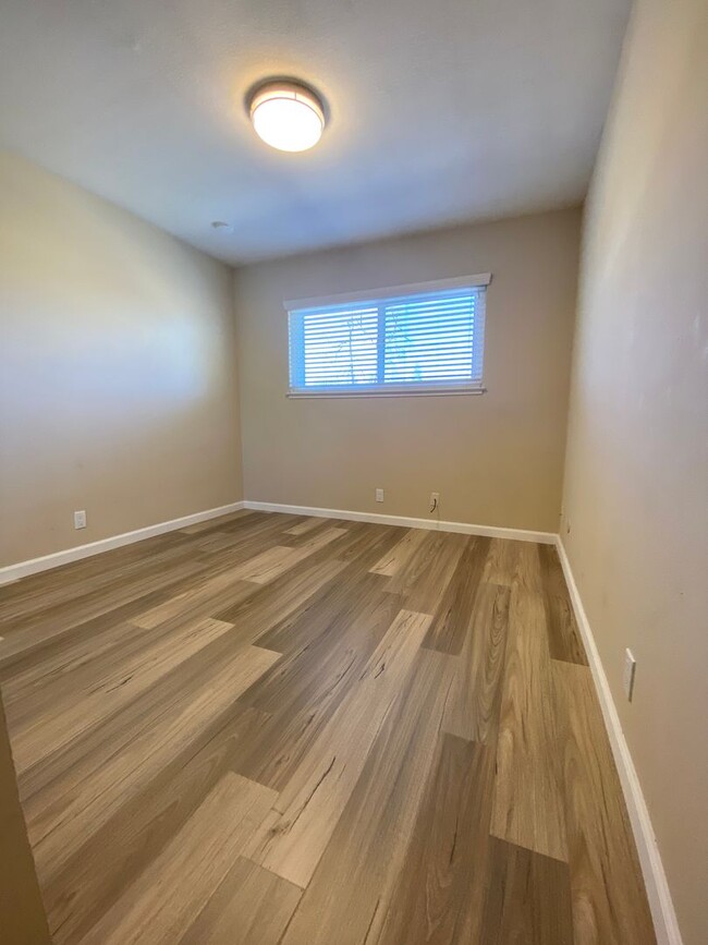 Building Photo - 10350 Leola Ct