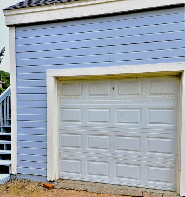 Building Photo - Lake Elsinore, 1 BR, 1 BA, Upstrs Apartmen...