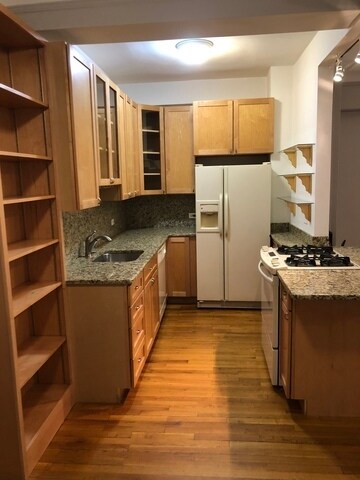 Building Photo - 1205 W Sherwin Ave