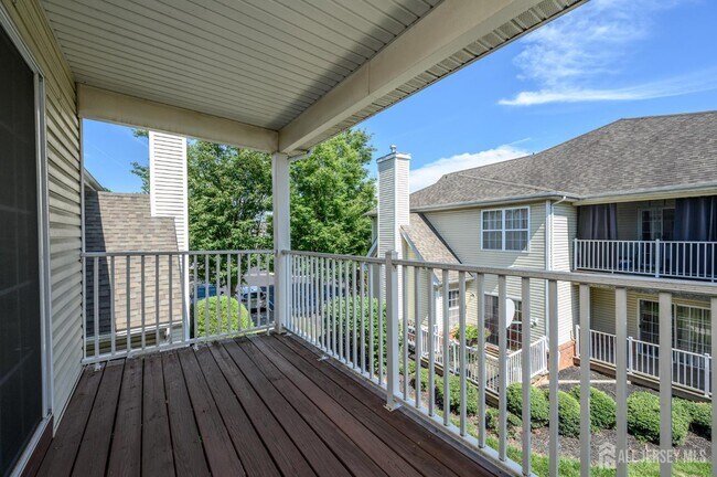 Building Photo - 303 Pinelli Dr