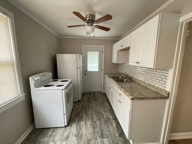 Building Photo - Gorgeous 2BR/1BA Duplex near Selwyn and Park Rd Hotspots!