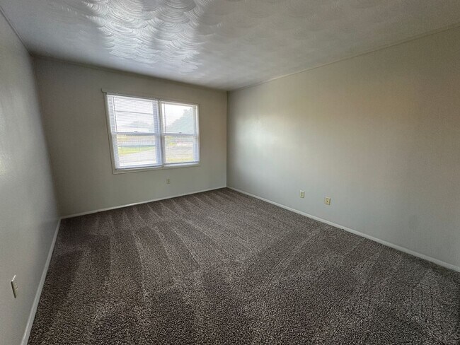 Building Photo - 2219 Bel Air Dr