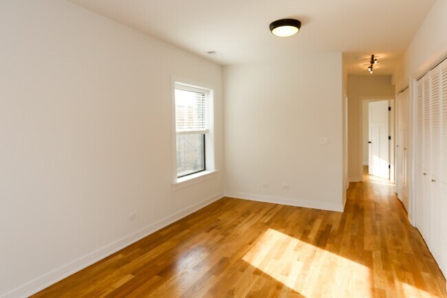 Building Photo - 2210 W Eastwood Ave