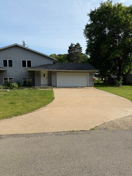 Building Photo - W6527 Woodhaven Cir